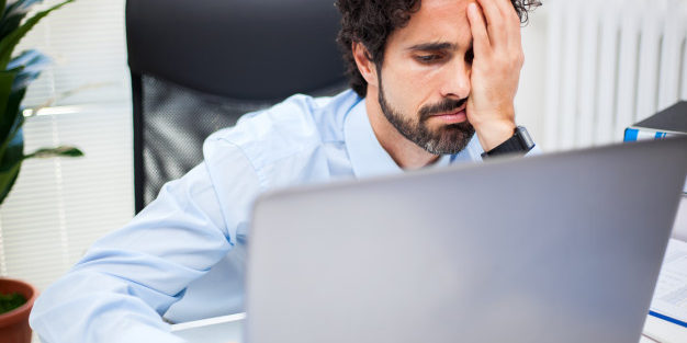 hombre-negocios-cansado-trabajando-su-oficina_53419-3531