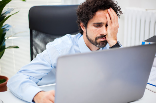 hombre-negocios-cansado-trabajando-su-oficina_53419-3531